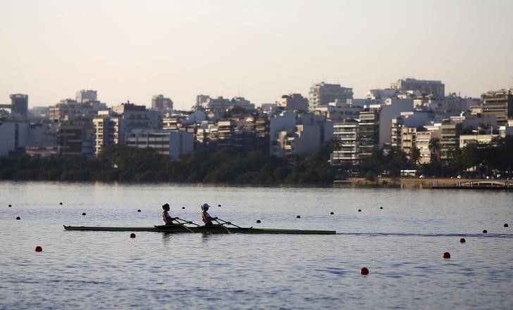 © Reuters. Remadoras durante treino para campeonato mundial júnior, na Lagoa Rodrigo de Freitas