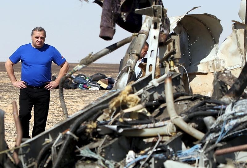 © Reuters. Egipto dice que no hay pruebas de que el avión ruso se partiera en vuelo