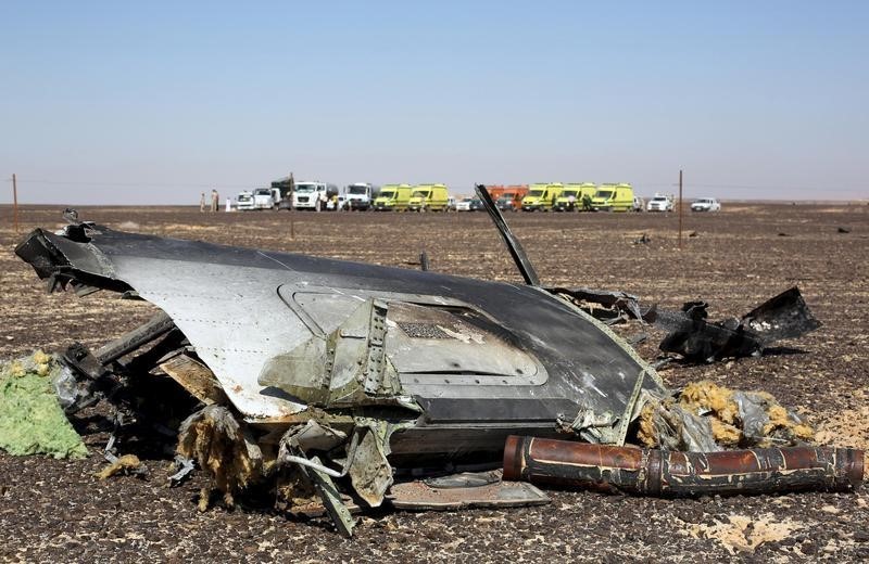 © Reuters. Destroços de avião de companhia aérea russa no norte do Egito