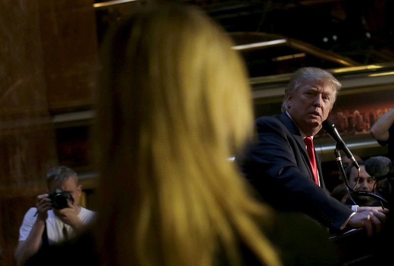 © Reuters. Republican presidential candidate Donald Trump looks over at his daughter Ivanka at news conference to promote his new book "Crippled America" in New York