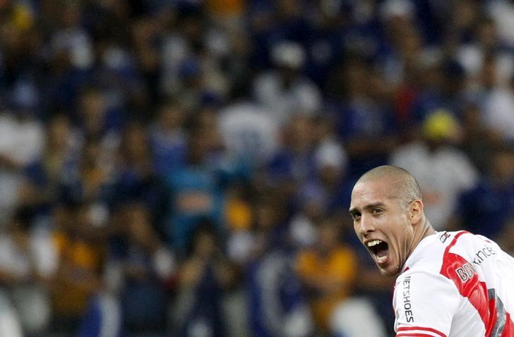 © Reuters. Maidana comemora gol do River Plate contra o Cruzeiro pela Libertadores