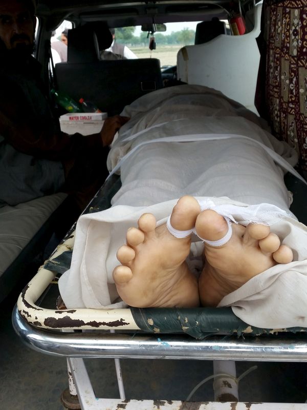 © Reuters. طالبان تقول إنها قتلت صحفيا باكستانيا يعارضها
