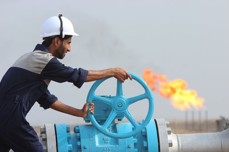 © Reuters. النفط يزيد مكاسبه الي 4 بالمئة وبرنت يتخطى 50 دولارا للبرميل