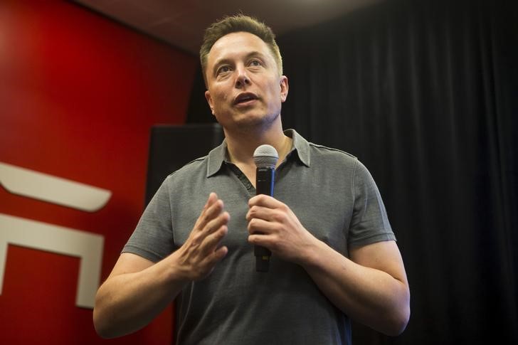 © Reuters. Tesla CEO Elon Musk speaks about new Autopilot features during a Tesla event in Palo Alto