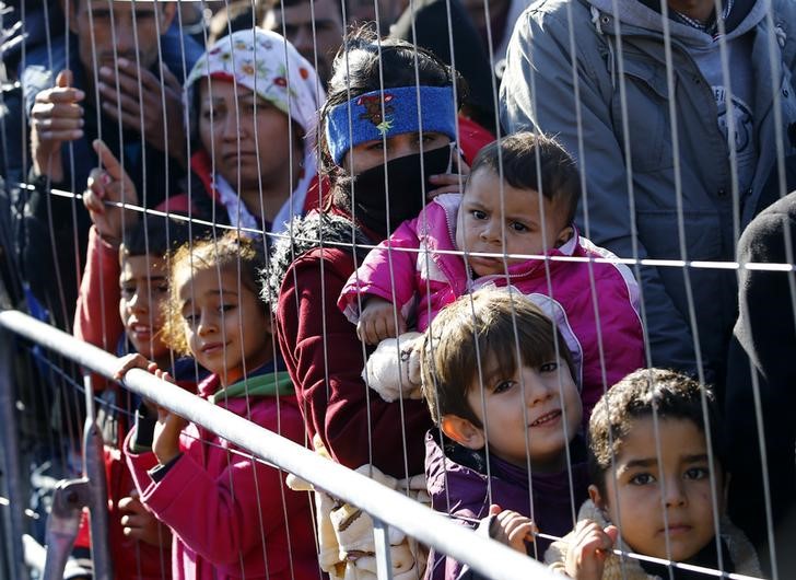 © Reuters. Imigrantes cruzam fronteira da vila de Sentilj para Spielfeld na Áustria