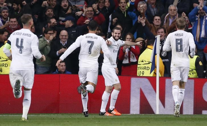 © Reuters. Jogadores do Real Madrid comemoram gol marcado contra o Paris St. Germain pela Liga dos Campeões