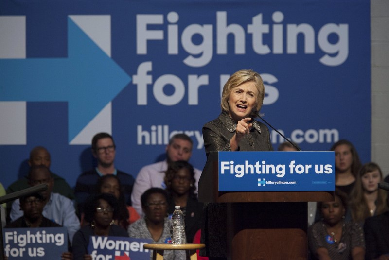 © Reuters. U.S. Democratic presidential candidate Hillary Clinton makes a point to supporters during a speech to members of The International Longshoremen's Association in Charleston