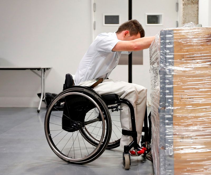 © Reuters. LE GOUVERNEMENT RENONCE À UNE RÉFORME SUR L'ÉPARGNE DES HANDICAPÉS