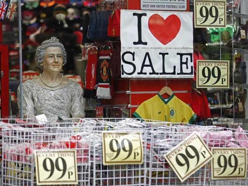 © Reuters. A mannequin of Britain's Queen Elizabeth is displayed by a sale sign in a shop window, in the run-up to Christmas, in central London