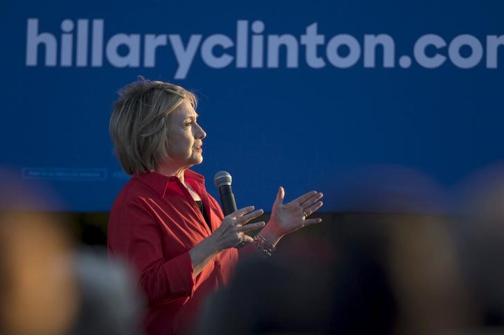 © Reuters. Democratic presidential candidate Hillary Clinton speaks during the "Fighting for Us" town hall event in Coralville, Iowa