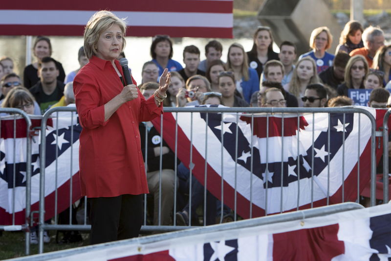 © Reuters. Democratic presidential candidate Hillary Clinton speaks during the "Fighting for Us" town hall event in Coralville, Iowa