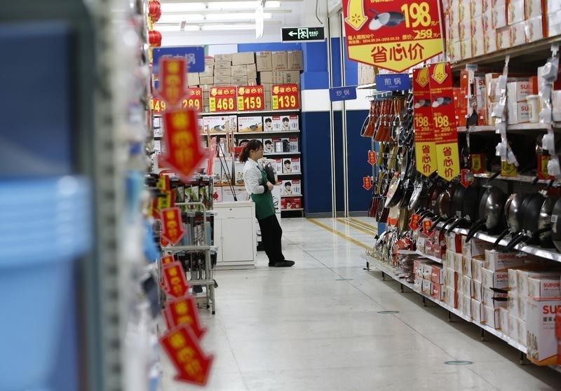 © Reuters. A sales promoter waits for customers at a discount department store in Beijing