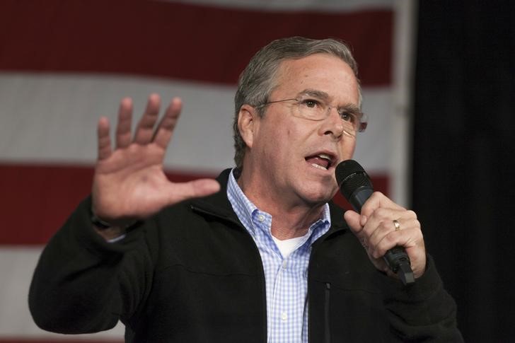 © Reuters. U.S. Republican presidential candidate Jeb Bush speaks at the Growth and Opportunity Party at the Iowa State Fairgrounds in Des Moines, Iowa