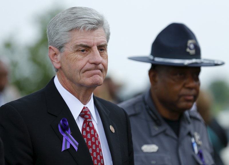 © Reuters. File photo of Mississippi, Governor Phil Bryant arriving to attend B.B. King's funeral in Indianola