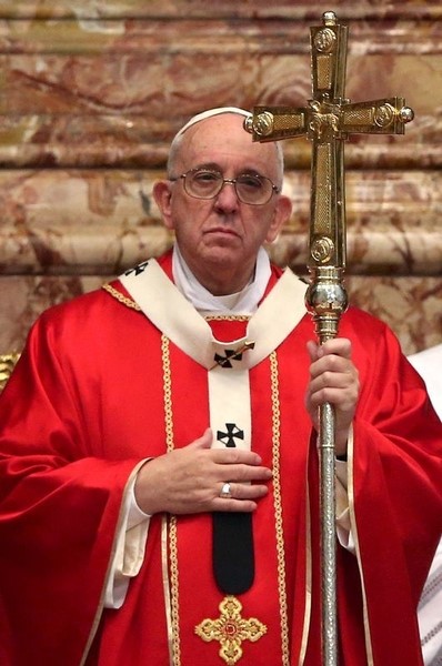 © Reuters. El Papa aún afronta una dura resistencia a reformas en el Vaticano, dice nuevo libro