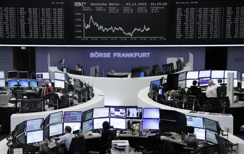 © Reuters. Traders a lavoro alla borsa di Francoforte 