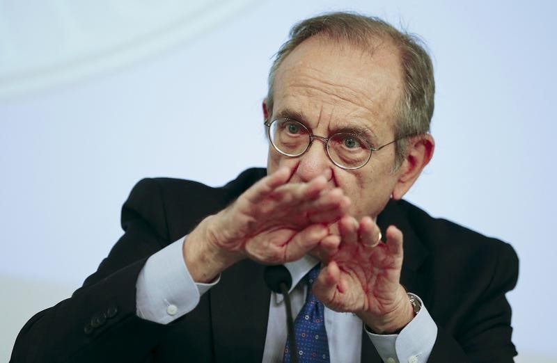 © Reuters. Il ministro dell'Economia Pier Carlo Padoan 