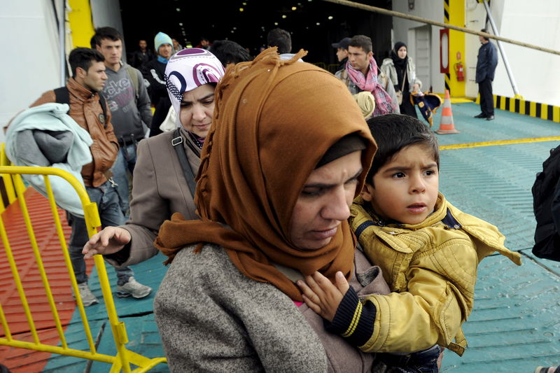 © Reuters. Refugiados e imigrantes desembarcando no porto de Piraeus, na Grécia