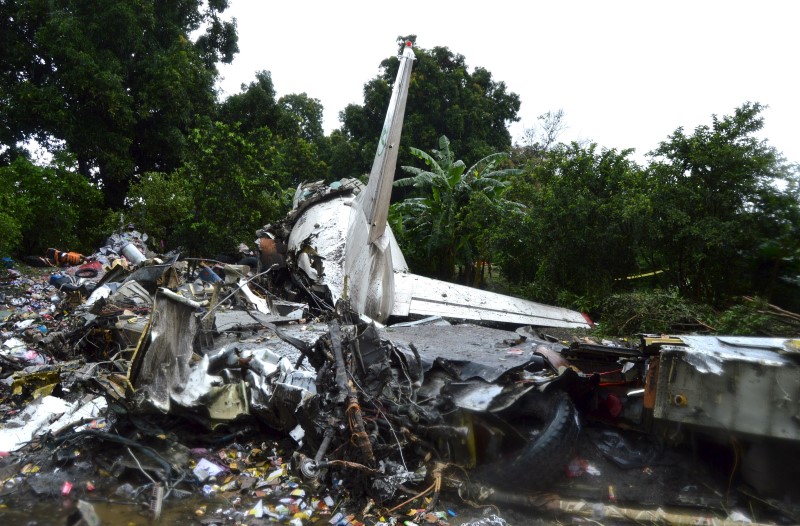 © Reuters. The scene of a cargo airplane that crashed after take-off near Juba Airport in South Sudan