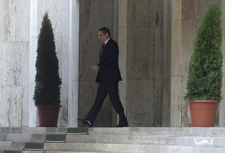 © Reuters. Primeiro-ministro da Romênia, Victor Ponta, deixando sede do governo após anunciar renúncia, em Bucareste