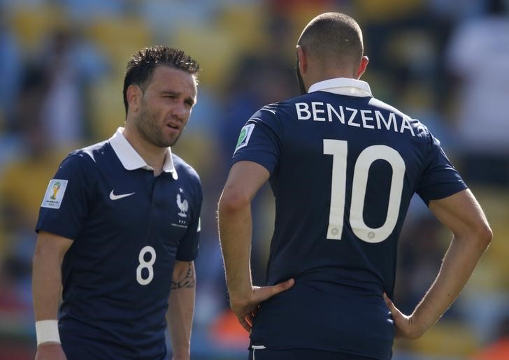 © Reuters. Mathieu Valbuena e Karim Benzema durante partida contra Alemanha no Rio de Janeiro, na Copa do Mundo de 2014