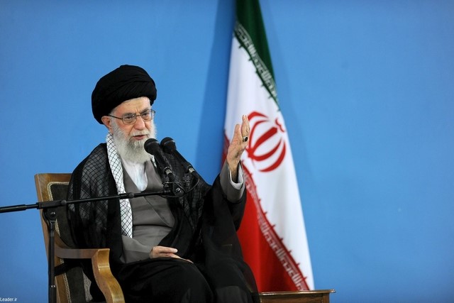 © Reuters. Iran's Supreme Leader Ayatollah Ali Khamenei gestures as he delivers a speech during a gathering by Iranian forces, in Tehran 