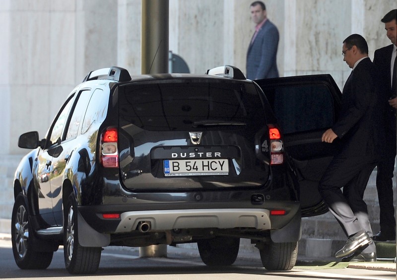 © Reuters. Romanian PM Ponta leaves the government headquarters after announcing his resignation in Bucharest