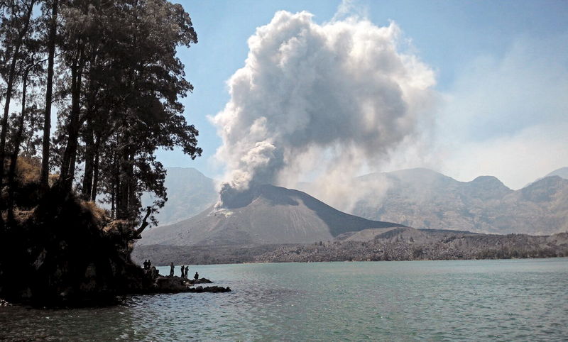 © Reuters. Cinzas vulcânicas saindo do vulcão Monte Rinjani, na Indonésia