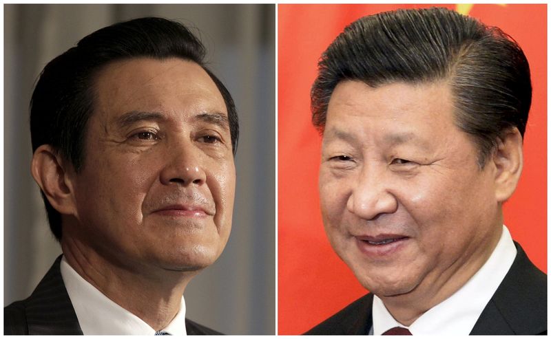 © Reuters. Presidente de Taiwan, Ma Ying-jeou (esquerda), e presidente da China, Xi Jinping