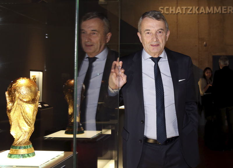 © Reuters. Presidente da DFB, Wolfgang Niersbach, ao lado do troféu da Copa do Mundo de 2014 em museu do futebol alemão, em Dortmund