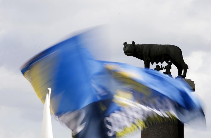 © Reuters. La statua della lupa, simbolo di Roma, in Campidoglio, durante le proteste contro l'ex sindaco Ignazio Marino.