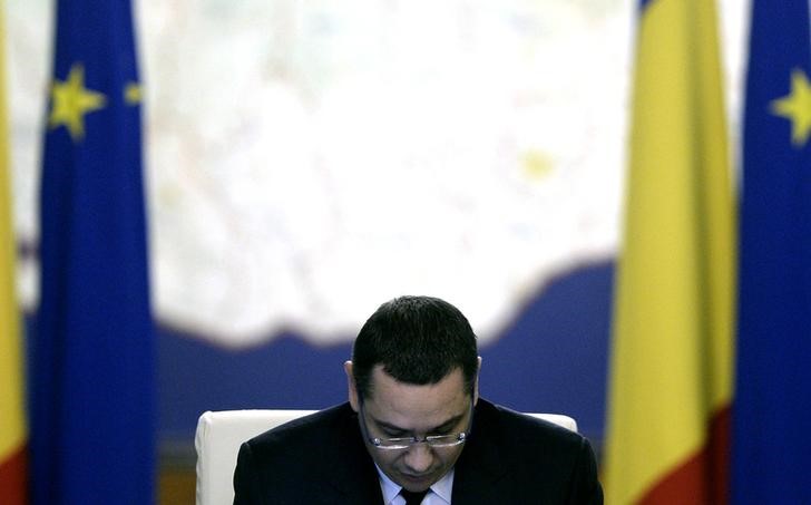© Reuters. Ponta dimite como primer ministro de Rumanía tras incendio en una discoteca