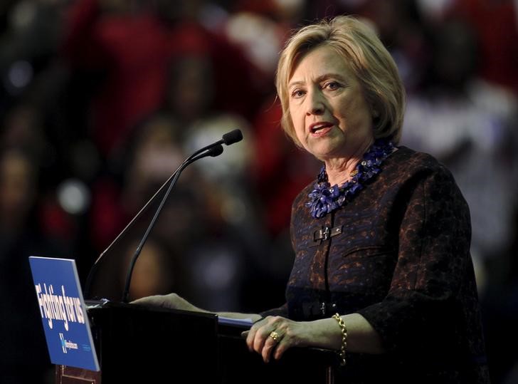 © Reuters. U.S. Democratic presidential candidate Hillary Clinton speaks at the "African Americans for Hillary" rally at Clark Atlanta University in Atlanta, Georgia 