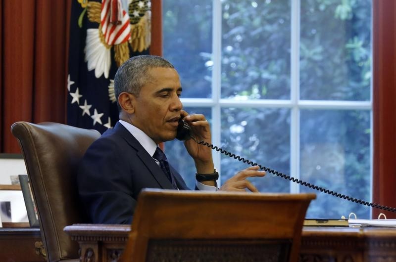 © Reuters. U.S. President Obama talks in the Oval Office during a conference call at the White House