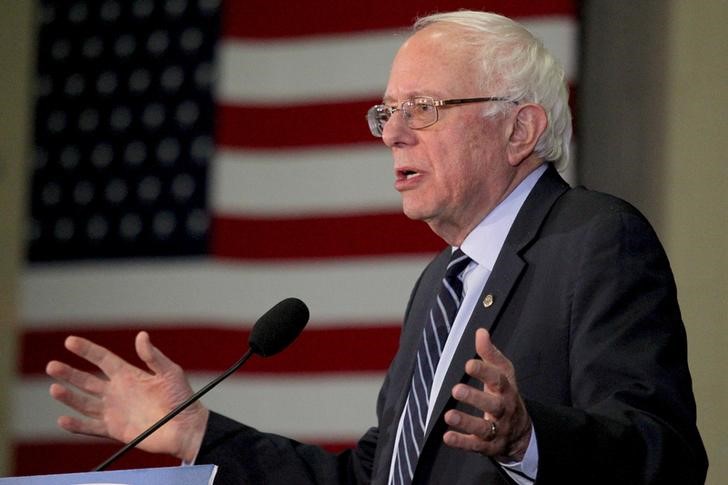 © Reuters. U.S. Democratic presidential candidate and U.S. Senator Sanders speaks during a campaign town hall meeting at Pinkerton Academy in Derry