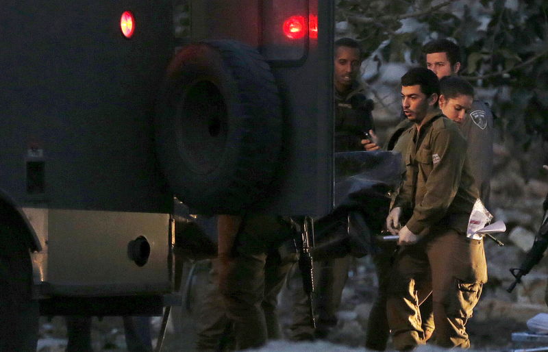 © Reuters. الشرطة الإسرائيلية: مقتل فلسطيني بالرصاص بعد دهسه جنديا إسرائيليا