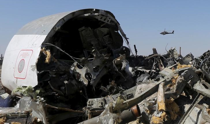 © Reuters. Destroços de avião russo que caiu na região de Hassana, no Egito 