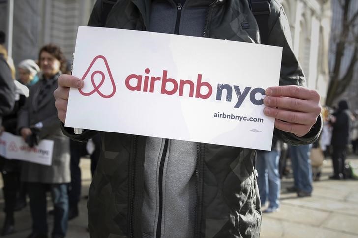 © Reuters. Supporters of Airbnb stand during a rally before a hearing called "Short Term Rentals: Stimulating the Economy or Destabilizing Neighborhoods?" at City Hall in New York
