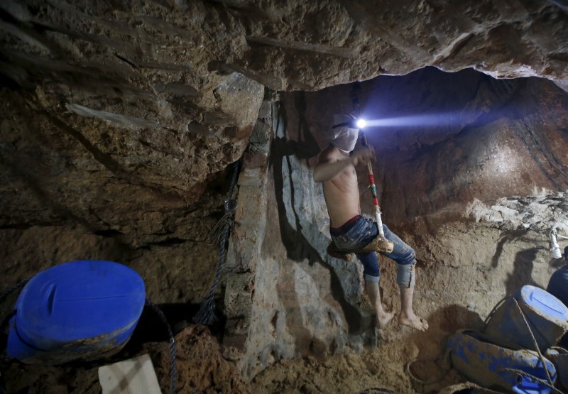 © Reuters. مصر تضخ مياها تغرق تجارة الأنفاق في غزة