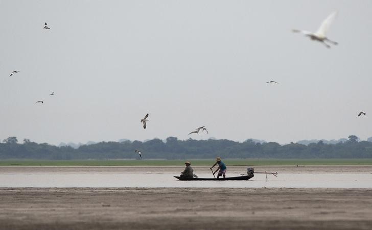 © Reuters. Pescadores no rio Solimões