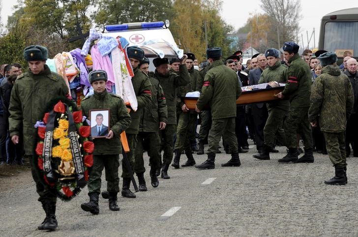 © Reuters. Militares russos carregam caixão de colega morto na Síria 