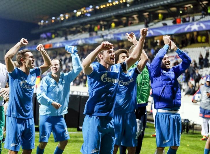 © Reuters. Jogadores do Zenit São Peterburgo comemoram vitória sobre o Olympique Lyon pela Liga dos Campeões, em Lyon