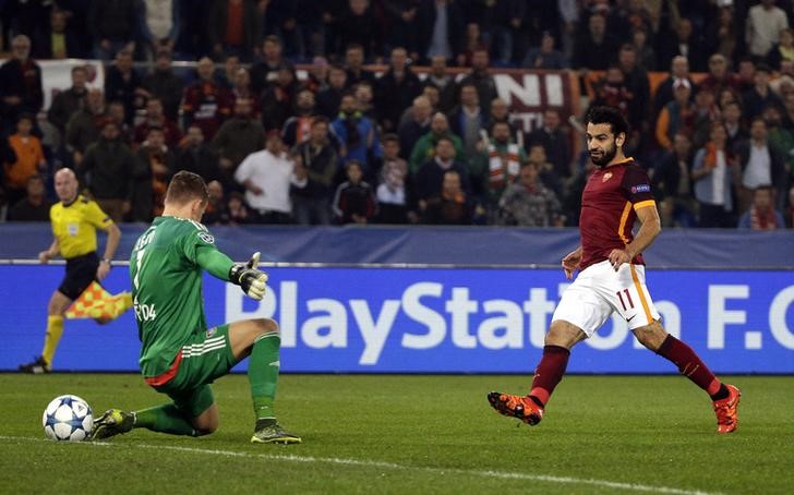 © Reuters. روما يحبط انتفاضة ليفركوزن ويفوز عليه 3-2 في مباراة مثيرة