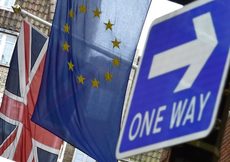 © Reuters. The British Union flag and European Union flag are seen hanging outside Europe House in central London