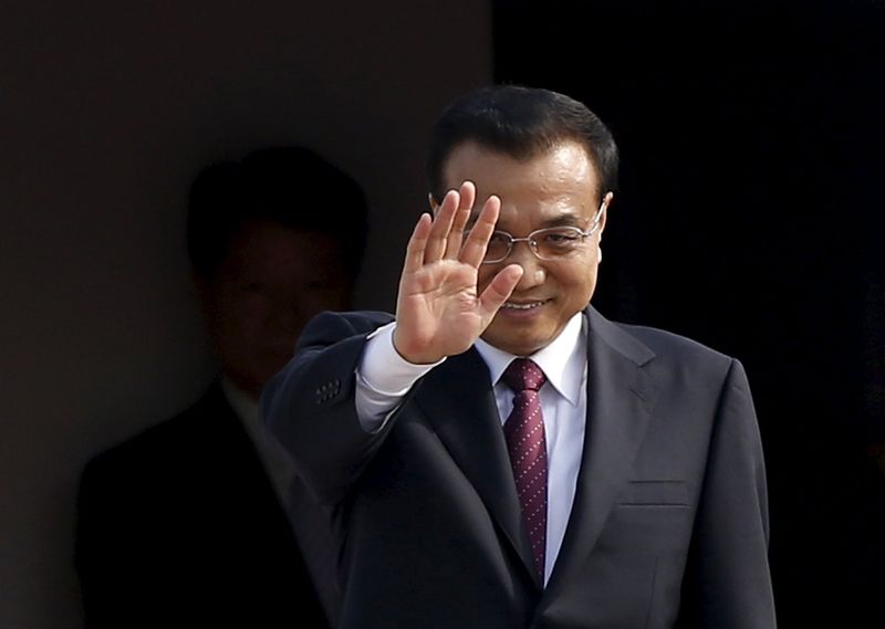 © Reuters. Chinese Premier Li Keqiang waves as he leaves Seoul Air Base in Seongnam