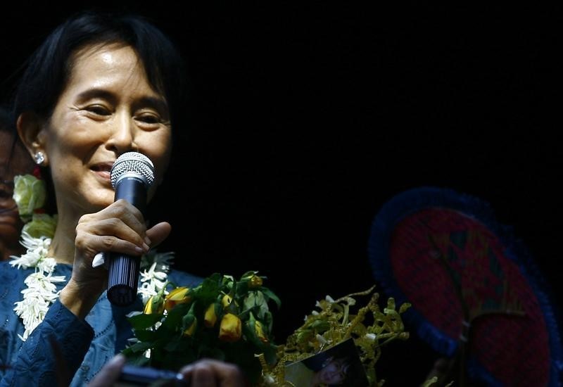 © Reuters. سو كي تقول انها ستكون فوق رئيس ميانمار اذا فاز حزبها في الانتخابات