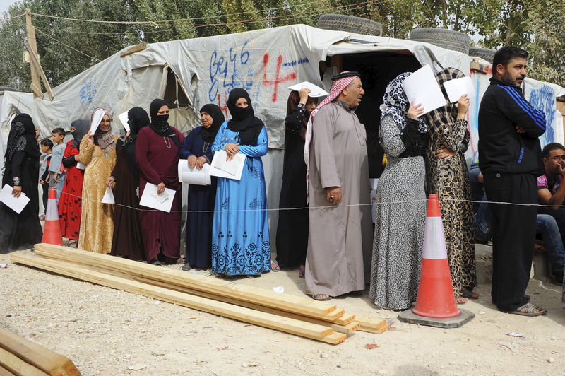 © Reuters. سنوات اللجوء تستنزف اللاجئين السوريين في لبنان والمنظمات تقاسي لتلبية الاحتياجات