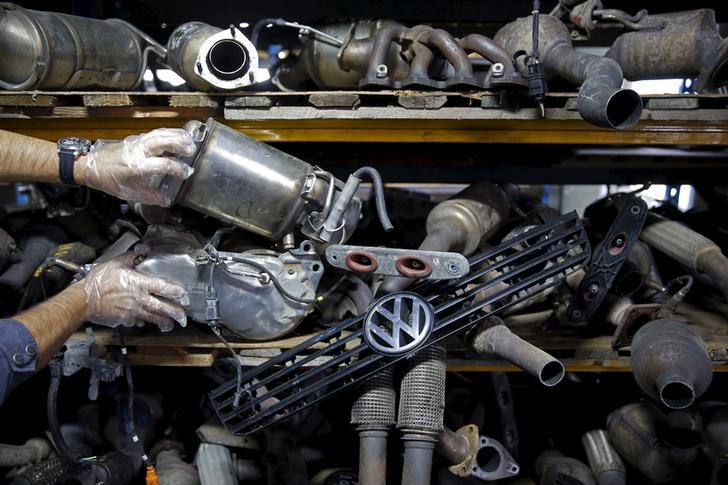 © Reuters. Un operaio a lavoro in un'officina 