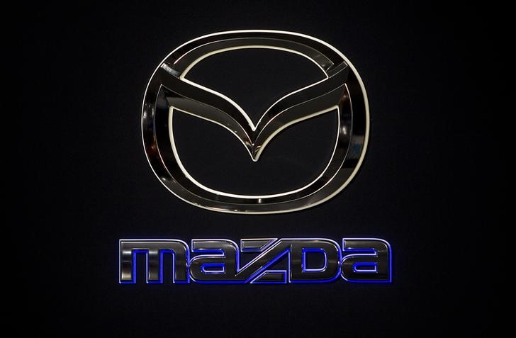 © Reuters. A Mazda logo is pictured at the Jacob Javits Convention Center during the New York International Auto Show in New York