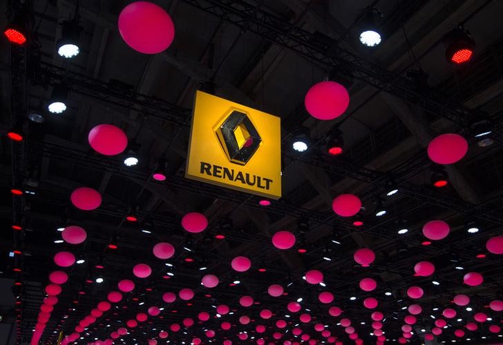 © Reuters. The logo of Renault is displayed from the ceiling of an exhibition hall during the Brussels International Auto Show